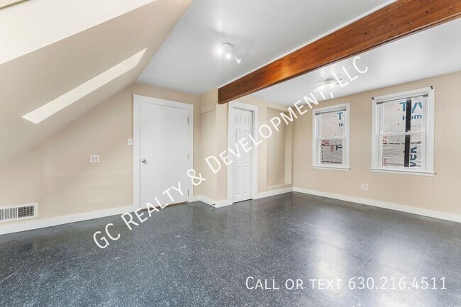 Building Photo - 1726 N Sawyer Ave