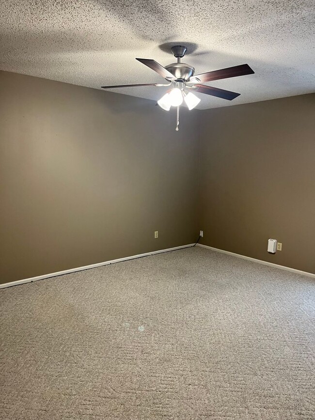 Building Photo - 1105 E 23rd St