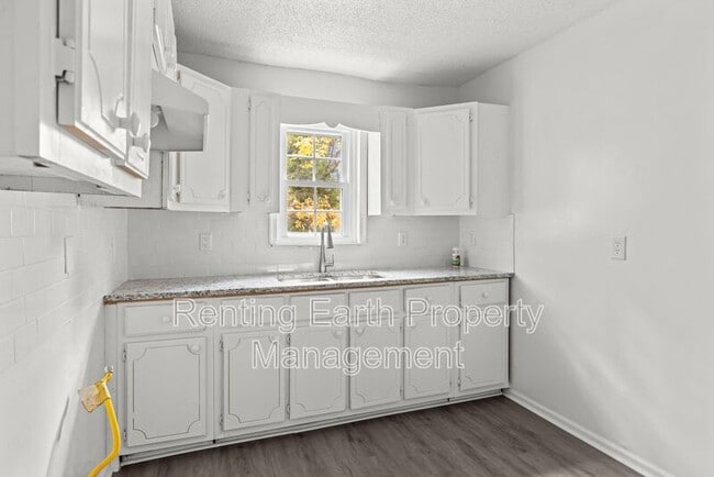 Building Photo - 741 9th Ave W