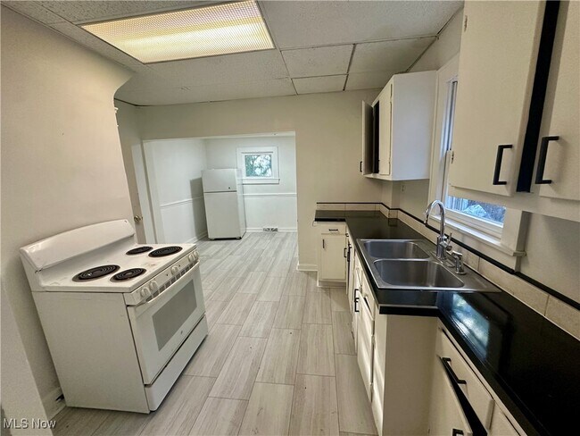 Building Photo - 162 Westwood Ave