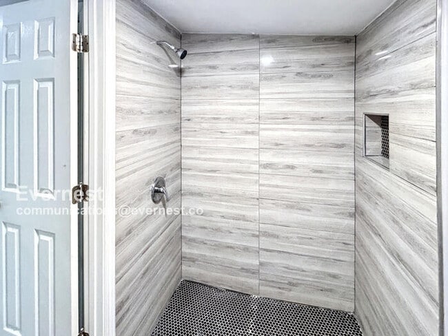 Building Photo - Lovely 3-Bed, 2-Bath Home with Modern Comf...
