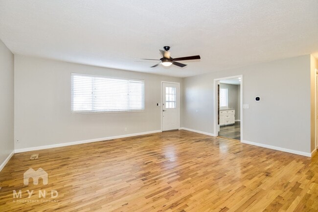 Building Photo - 381 Marquette Dr