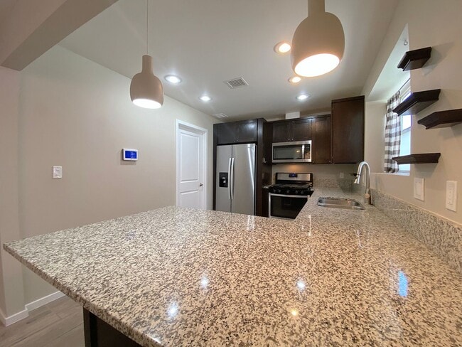 Building Photo - West El Paso 4bed/3.5bath Townhome