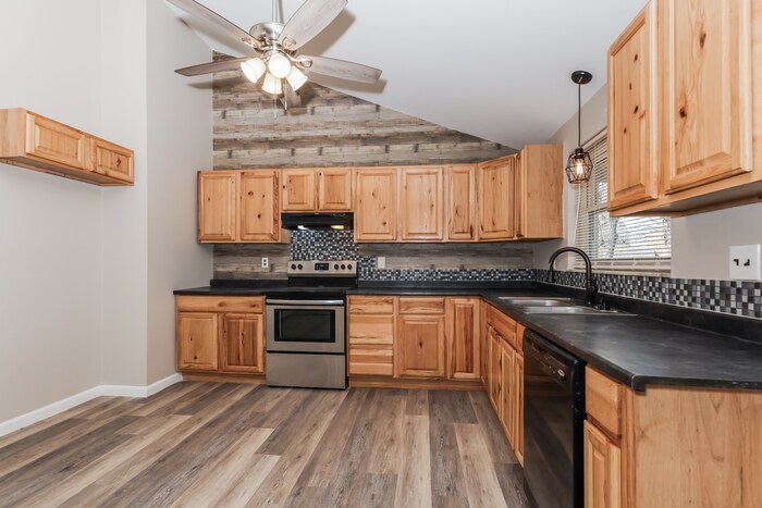 Building Photo - 8630 Meadowlark Dr