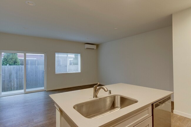 Building Photo - 3 Bedroom/2 Bath  townhouse in Kettlecove community