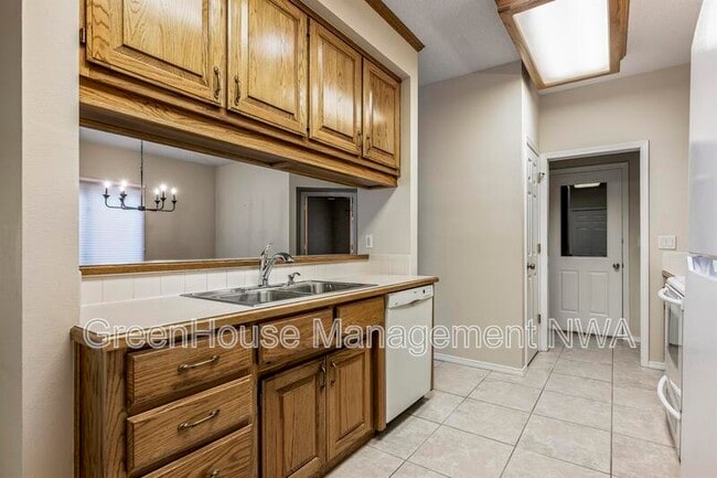 Building Photo - 5 Tanyard Ln