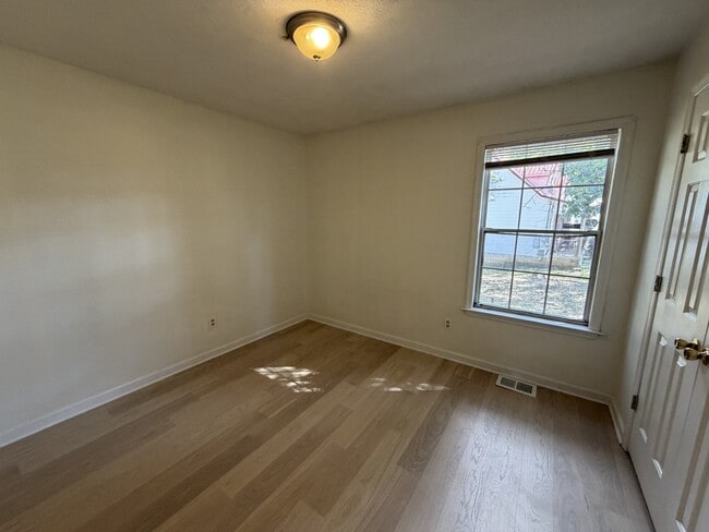 Building Photo - 304 Clearlake Ct