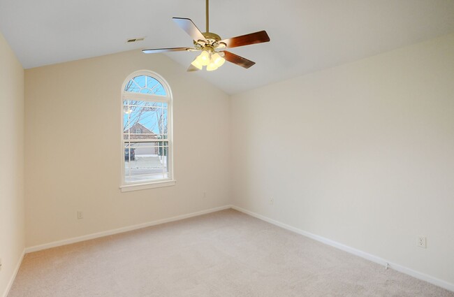 Building Photo - Three Bedroom/Two Bath/Fenced Yard/Community Pool