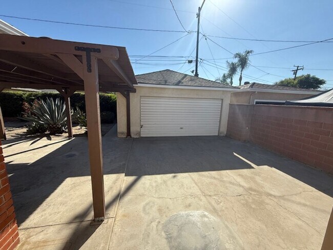 Building Photo - WONDERFUL LAKEWOOD HOME-NEW ON MARKET!!