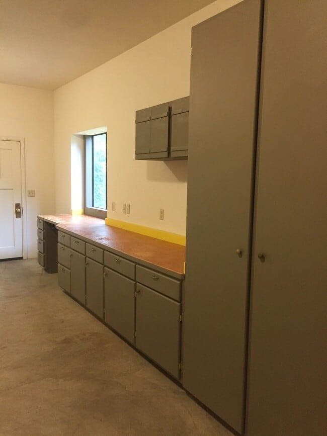 Building Photo - *Charming 2 bdrm, 1 bath home Ready NOW!