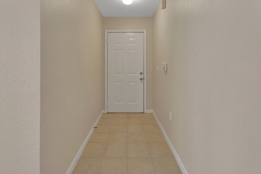 Building Photo - 940 Village Trl
