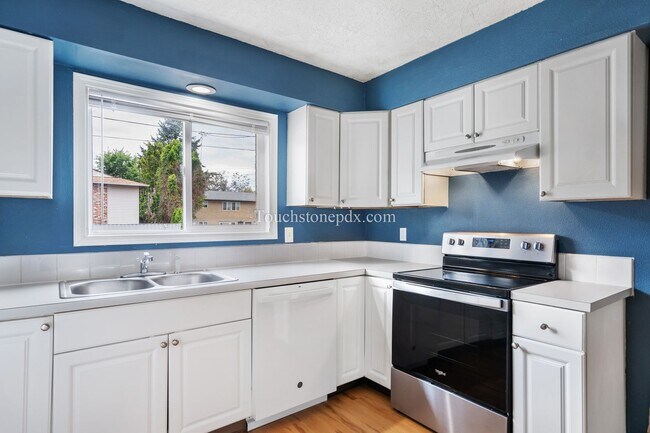 Building Photo - Updated 2 BD | 1 BA in King Arthur Court A...