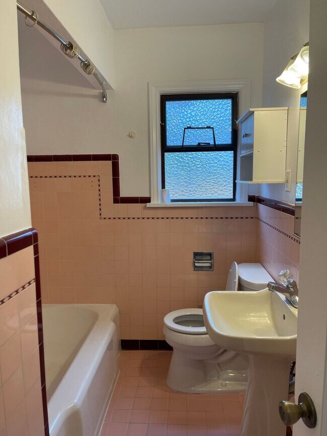 Building Photo - Charming Home in Seattle-Maple Leaf Area!