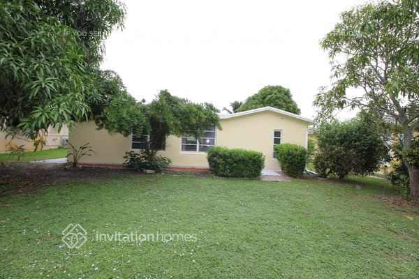 Building Photo - 5365 SW 10th Ct