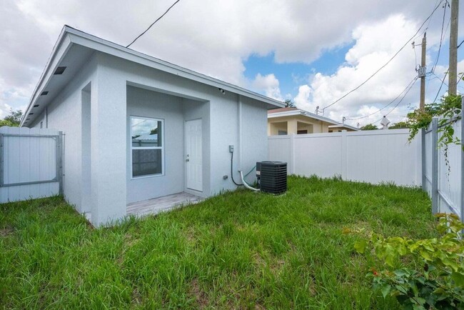 Building Photo - 2831 Saranac Ave