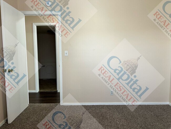 Building Photo - Charming 3 Bedroom