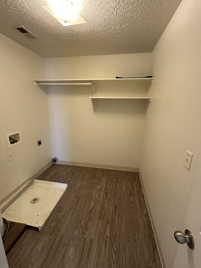 Building Photo - Upper Level 2 Bed 1 Bath Apartment