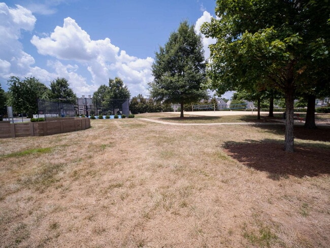 Building Photo - "Exquisite  2-Bed Townhouse with 2.5 Baths in Prime Charlotte Location – 1,531 Sq Ft of Comfort!"