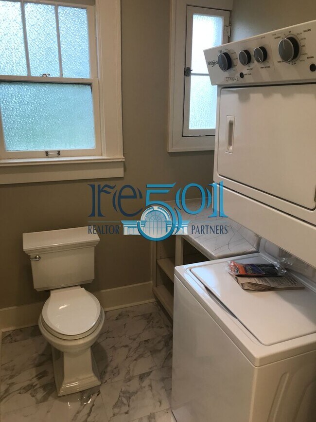 Building Photo - *New Price*  Newly Renovated Immaculate Co...