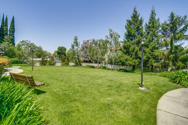 Building Photo - Recently upgraded Condo in a highly desirable location in Sunnyvale.