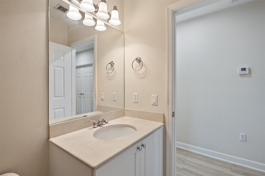 Building Photo - 6094 Live Oak Ct