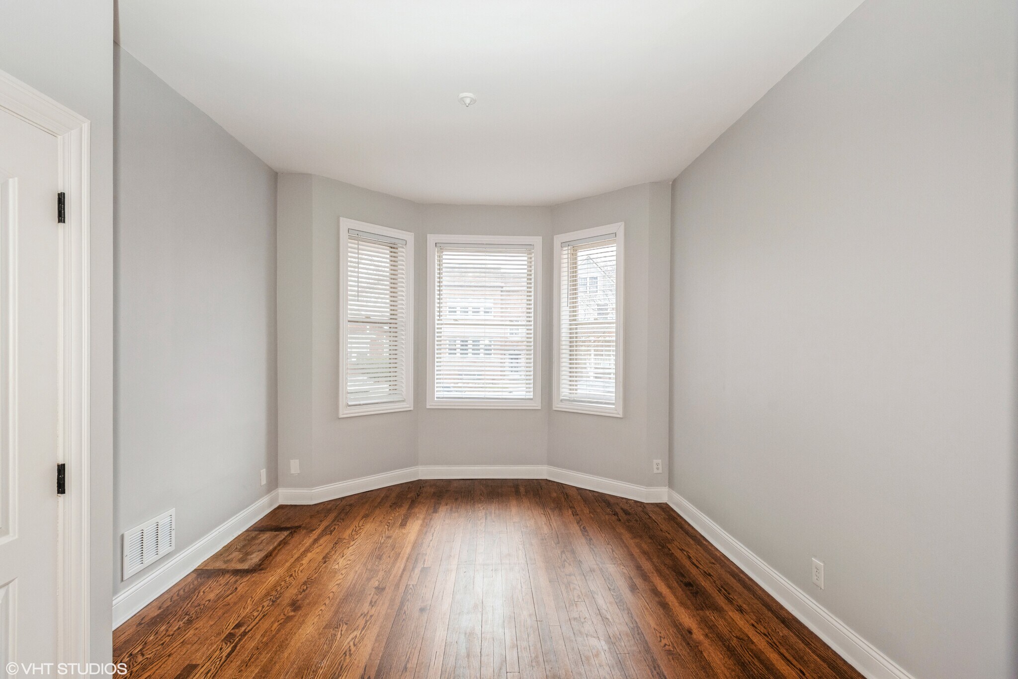 Living room - 6320 N Paulina St