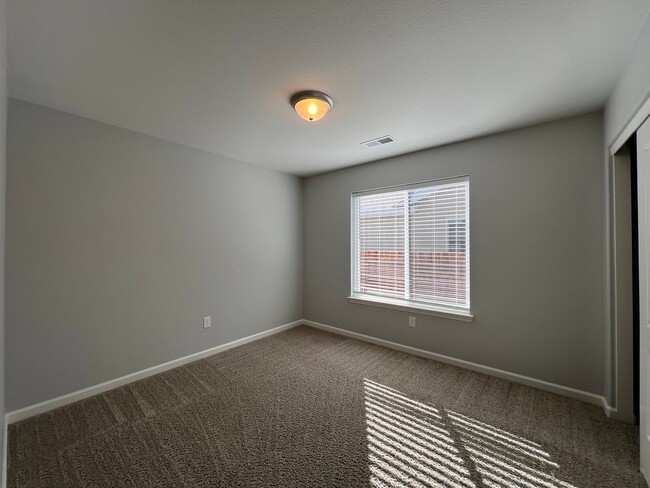 Building Photo - 4 Bedroom 2 Bathroom Fallon Home
