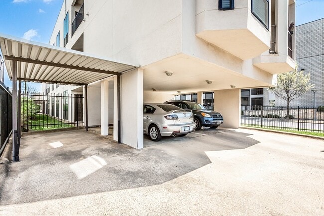 Building Photo - 2002 N Fitzhugh Ave