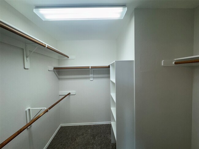 Building Photo - 5715 Vinemont Ln