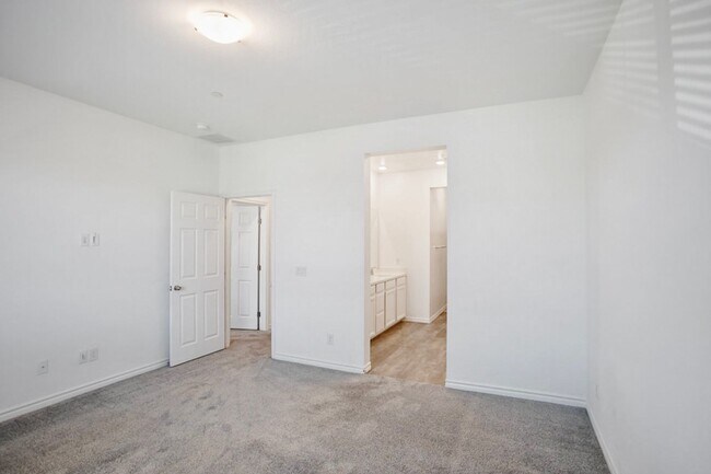 Building Photo - 3 Bed Townhome At Las Vegas Blv and St. Rose Pkwy