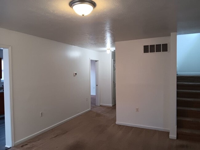 Building Photo - For Rent: 4-bedroom 2-bathroom single family home! Available NOW!