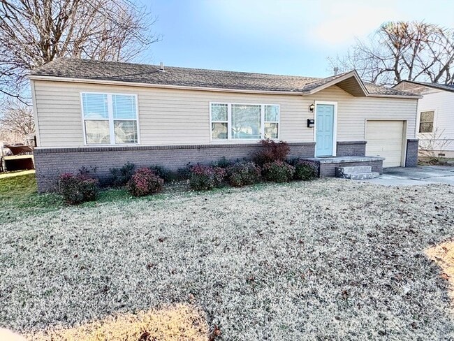 Building Photo - PROMO: Get HALF month’s rent free when you sign the lease TODAY! / 3 Bed, 1 Bath Home with Fenced...