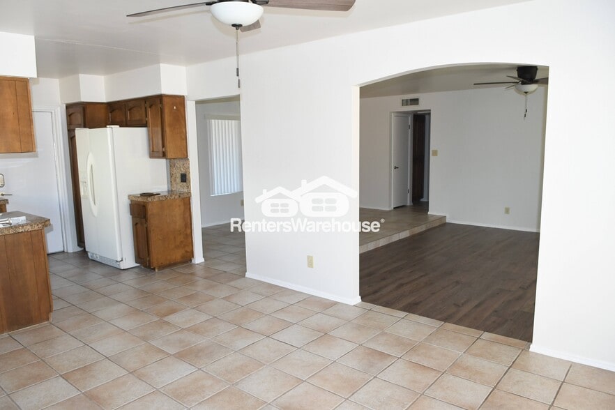 Building Photo - 10700 E Hope Dr