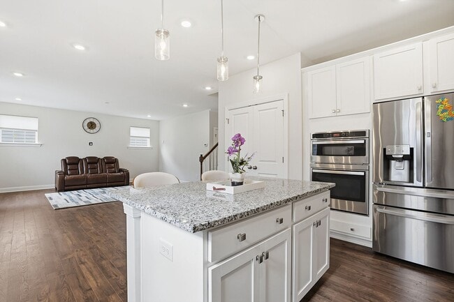 Building Photo - AVAILABLE BEAUTIFUL AND COMFORTABLE HOME