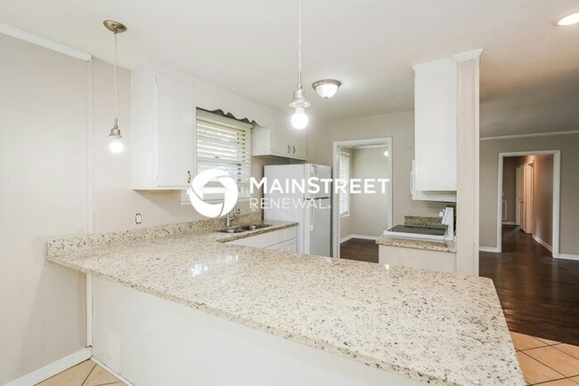 Building Photo - 3 Bedroom Pet-Friendly Home in HENDERSONVILLE, TN with Main Street Renewal