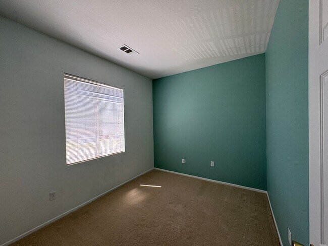 Building Photo - GRAND 4-Bedroom Home in Tehachapi City