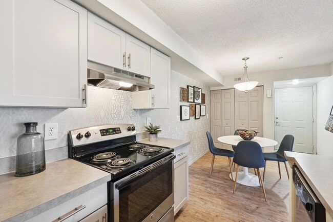 Building Photo - Alvista Sterling Palms