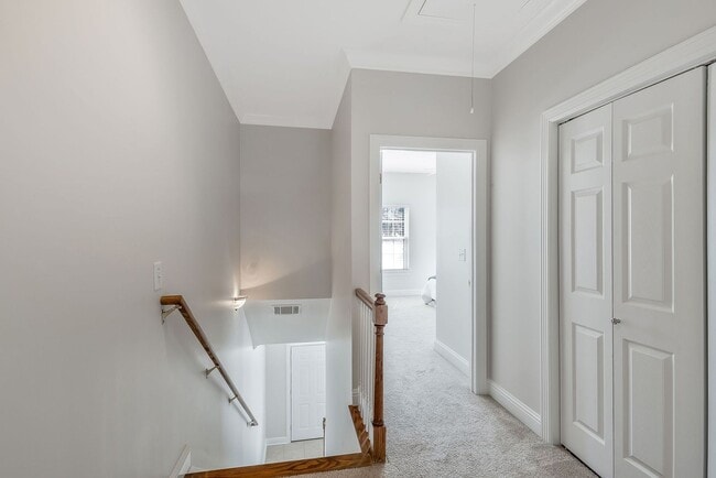 Building Photo - FABULOUS LOCATION!! 2BEDROOM 2 BATH TOWNHO...