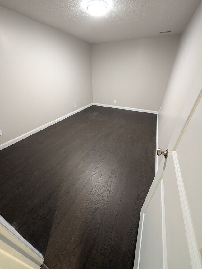 Building Photo - 908 S Mineral Dr