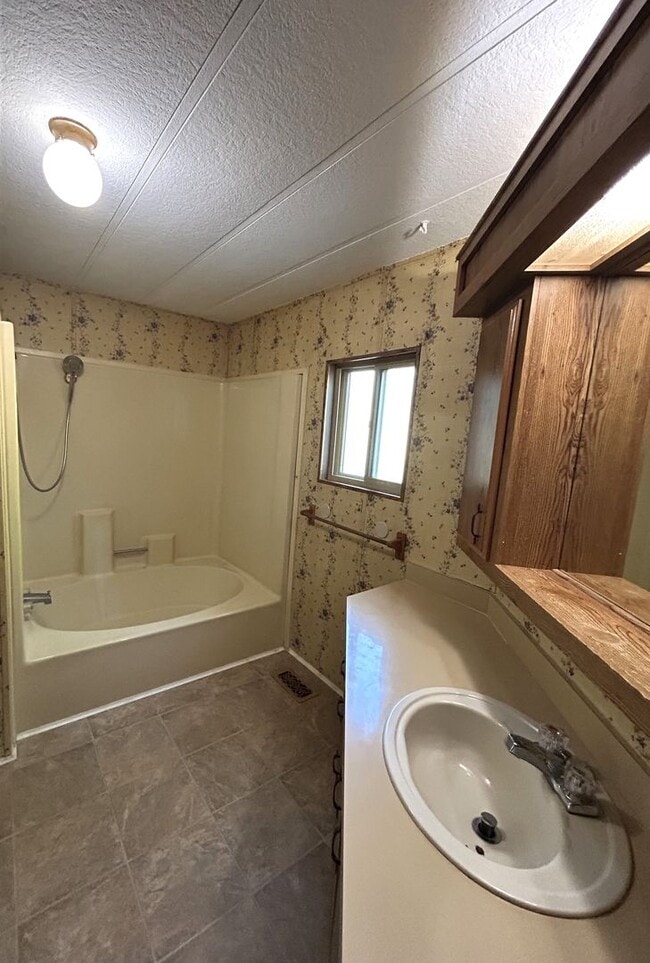 Building Photo - 2 bedroom 2 bath with large front & back y...