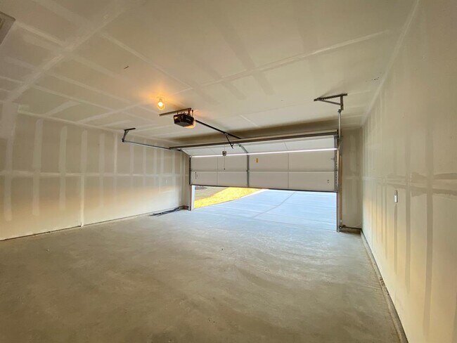 Building Photo - 131 Ft Clark Spgs Dr