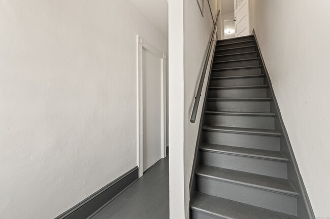 Building Photo - 318 Suburban Ave