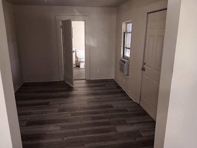 Building Photo - 112 E Nelson St