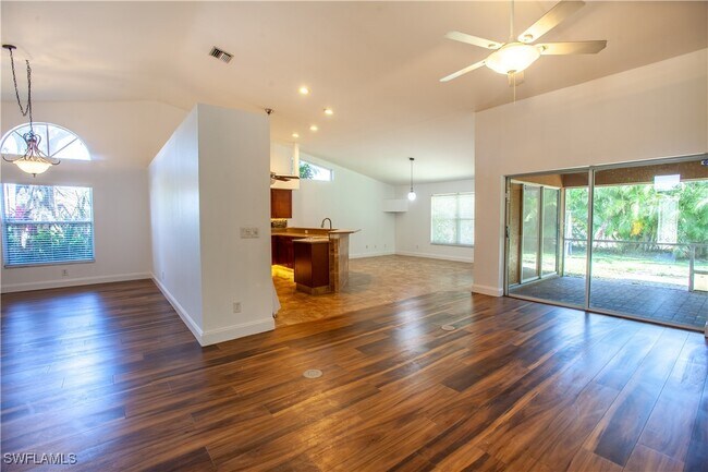 Building Photo - 9511 Cypress Dr N