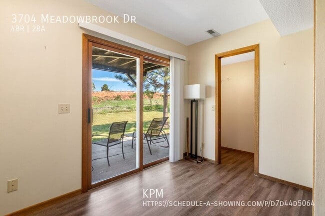Building Photo - 3704 Meadowbrook Dr