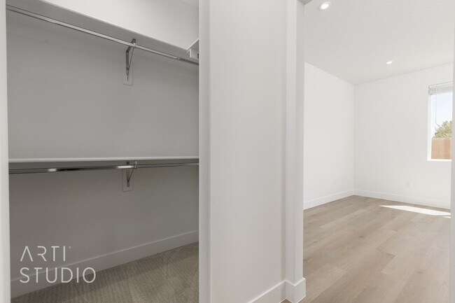 Building Photo - Brand New 3 Bed / 2 Bath Duplex – Modern L...