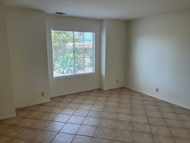 Building Photo - 1047 Golden Rd