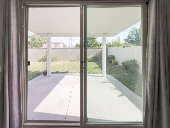 Building Photo - Beautiful 2 Story 5 Bedroom SOLAR Home + L...