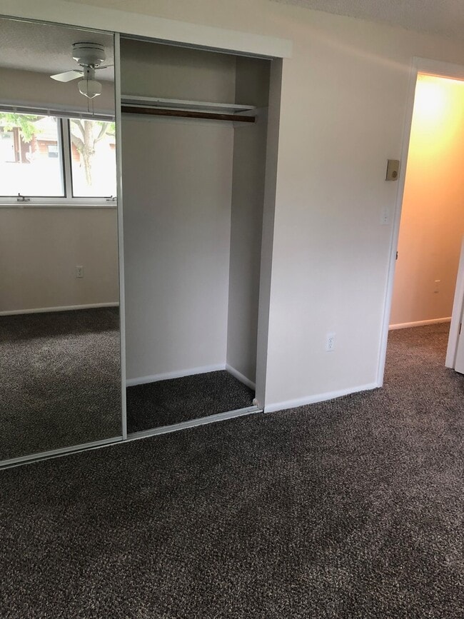 Building Photo - 3 Bedroom, 1 Bathroom Unit in Duplex for Rent