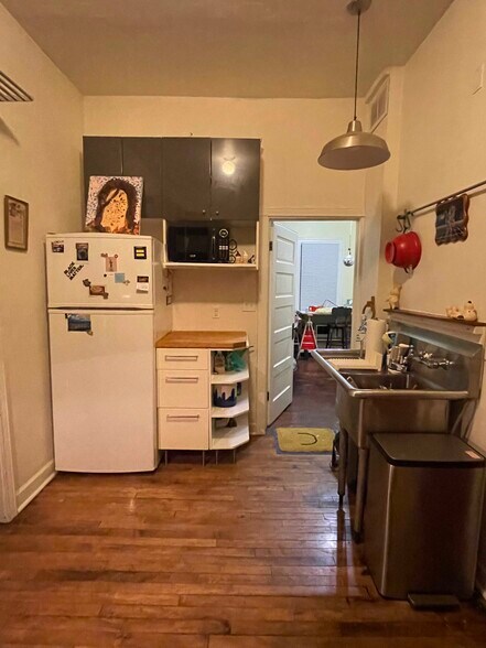 Building Photo - 917 East 19th Street